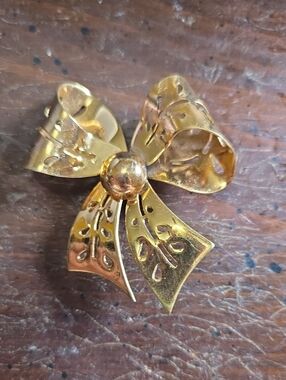 Vintage 60s Coro? Gold Tone Bow Floral Filigree Brooch